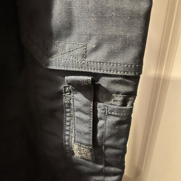 Gently used Women’s 5.11 Tactical EMS pants. Excellent condition.  Navy. size 6L - Picture 4 of 11